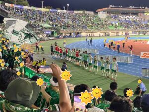 ラインダンスで勝利に酔いしれる